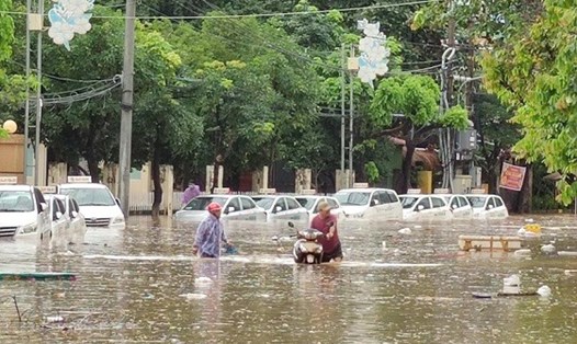 Mưa lớn gây lũ lụt, nhiều tuyến đường tại TP.Quy Nhơn (Bình Định) bị ngập sâu. Ảnh: PCTT