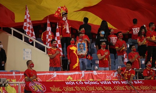 Cổ động viên theo dõi trận tuyển Việt Nam - Nhật Bản hôm 11.11 tại sân Mỹ Đình. Ảnh: Minh Anh