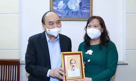 Chủ tịch nước Nguyễn Xuân Phúc thăm tặng quà cho Thạc sỹ, Nhà giáo Triệu Thị Huệ.  Ảnh: TTXVN
