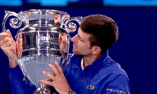 Novak Djokovic được nhận chiếc cúp dành cho tay vợt giữ kỷ lục 7 lần kết thúc năm với vị trí số 1 thế giới. Ảnh: Tennis Majors