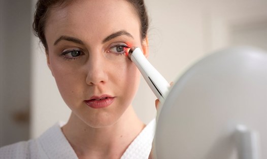Áp dụng đúng một số liệu trình sẽ giúp chị em phụ nữ cải thiện nếp nhăn vùng da mắt. Ảnh: Xinhua