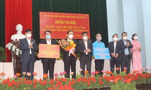 Ban Nội chính Trung ương và Tổng LĐLĐ Việt Nam hỗ trợ 600 suất quà cho công nhân lao động khó khăn tỉnh Lâm Đồng. Ảnh: Đức Thiệm