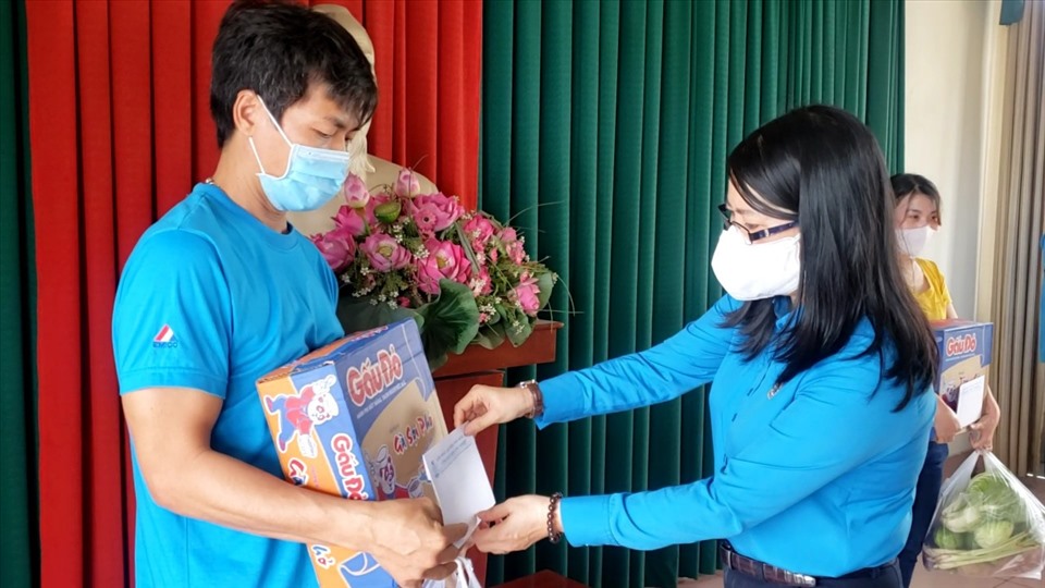 Chủ tịch LĐLĐ tỉnh Đồng Nai Nguyễn Thị Như Ý trao quà, nhu yếu phẩm cho công nhân Công ty TNHH Emico, KCN Long Bình. Ảnh: Hà Anh Chiến