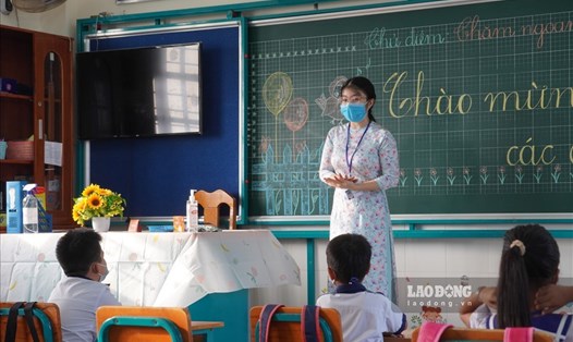 Học sinh lớp 1 ở xã đảo Thạnh An (huyện Cần Giờ, TPHCM) trở lại trường hôm 20.10.  Ảnh: Huyên Nguyễn