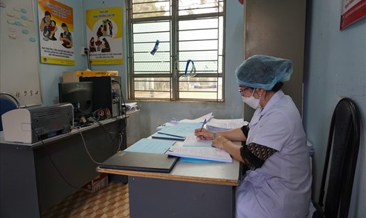 Nhân viên y tế làm việc ở trạm y tế phường Hoa Lư. Ảnh T.T