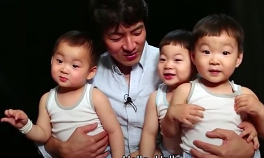 Tài tử Song Il-kook và các con sinh 3 khi tham gia chương trình cách đây vài năm. Ảnh chụp màn hình