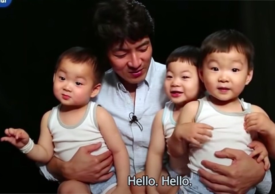 Tài tử Song Il-kook và các con sinh 3 khi tham gia chương trình cách đây vài năm. Ảnh chụp màn hình Tài tử Song Il-kook và các con sinh 3 khi tham gia chương trình cách đây vài năm. Ảnh chụp màn hình