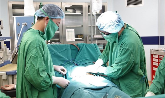 Các bác sĩ thực hiện phẫu thuật lấy thai cho sản phụ H. Ảnh: BVCC