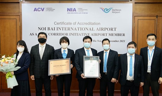 Ngày 16.11, đại diện Cảng Hàng không Quốc tế Nội Bài nhận chứng nhận là thành viên của chương trình "Sáng kiến hành lang an toàn" SCI. Ảnh ĐT