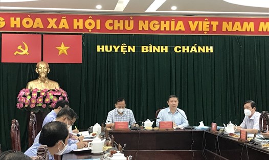 Phó Chủ tịch UBND TPHCM yêu cầu huyện Bình Chánh rà soát lại quy trình quản lý F0. Ảnh: Nguyễn Ly