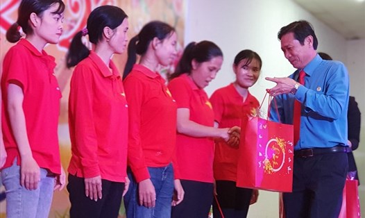 Phó Chủ tịch thường trực LĐLĐ Quảng Bình Nguyễn Phi Khanh trao quà cho người lao động nhân dịp Xuân mới. Ảnh: Lê Phi Long