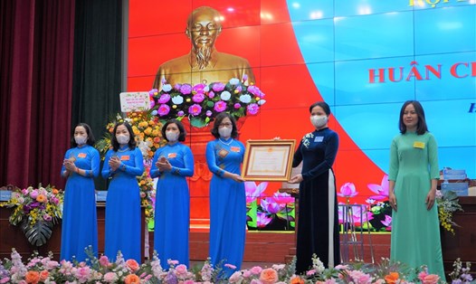 Hội Liên hiệp Phụ nữ Hải Phòng nhận Huân chương Lao động hạng Nhì. Ảnh: Mai Dung
