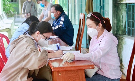 Học sinh trường THPT Lý Tự Trọng (TP. Nha Trang) đăng ký tiêm vaccine phòng COVID-19. Ảnh: Thanh Tâm