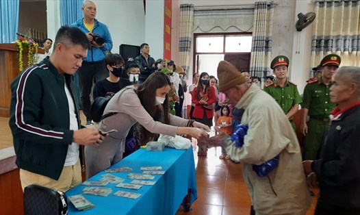 Nữ ca sĩ Thủy Tiên trao tiền hỗ trợ lũ lụt cho người dân ở tỉnh Quảng Trị. Ảnh: NV
