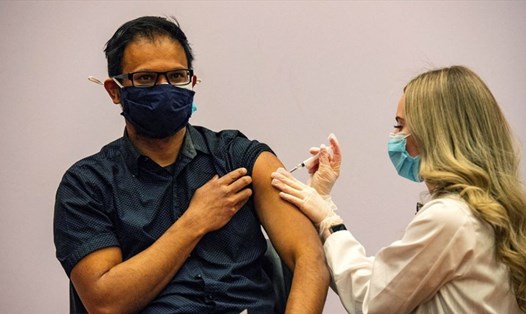 Chuyên gia Mỹ dự đoán COVID-19 sẽ trở thành bệnh đặc hữu ở nước này vào năm tới nếu đẩy mạnh tiêm chủng liều tăng cường vaccine. Ảnh: AFP
