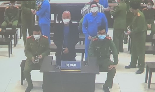 Bị cáo Nguyễn Xuân Đường (tức Đường "Nhuệ") và các đồng phạm tại phiên xét xử hôm nay do Tòa án nhân dân tỉnh Thái Bình tổ chức. Ảnh chụp màn hình: Trung Du