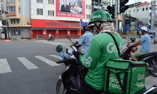 Xe ôm công nghệ mong chờ ngày được hoạt động trở lại. Ảnh minh hoạ: Huyên Nguyễn