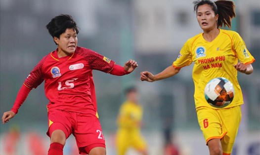 Đội nữ TPHCM (áo đỏ) nhiều khả năng sẽ tiếp tục dẫn đầu bảng xếp hạng sau lượt trận thứ 2 Giải nữ vô địch quốc gia - Cúp Thái Sơn Bắc 2021. Ảnh: VFF