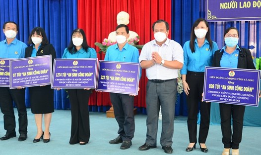 Phó Chủ tịch UBND tỉnh Cà Mau Nguyễn Minh Luân và đồng chí Huỳnh Út Mười - Chủ tịch LĐLĐ tỉnh Cà Mau - trao tượng trưng túi anh sinh công đoàn cho các đơn vị.