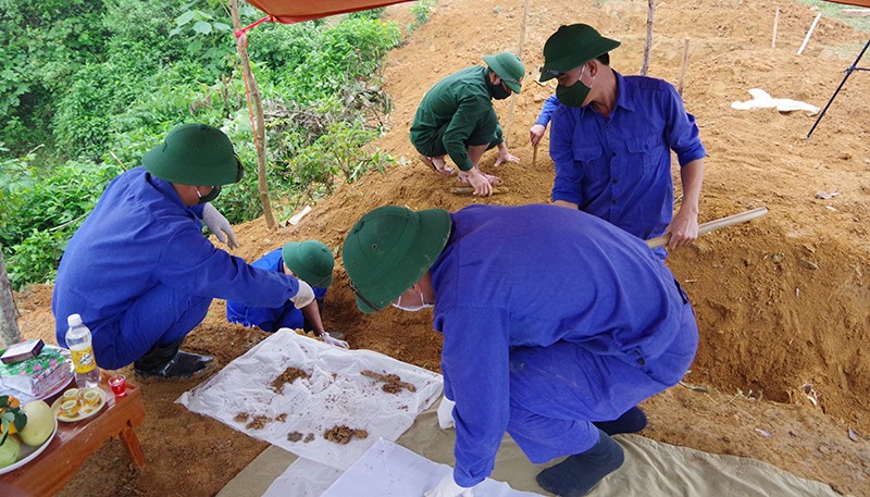 Lực lượng chức năng triển khai tìm kiếm hài cốt liệt sĩ. Ảnh: BCHQS QB