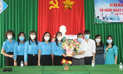 Lãnh đạo LĐLĐ Khánh Hoà tặng hoa chúc mừng thầy cô giáo trường THPT Tôn Đức Thắng ( đóng tại Thị xã Ninh Hoà). Ảnh: Phương Linh