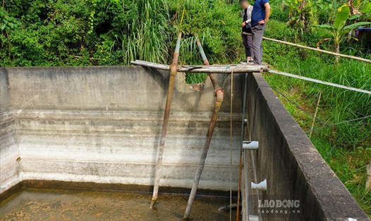 Một số địa phương tại xã Chiềng Mung, huyện Mai Sơn, tỉnh Sơn La bức xúc vì nước sinh hoạt có mùi lạ. Ảnh: An Trọng.