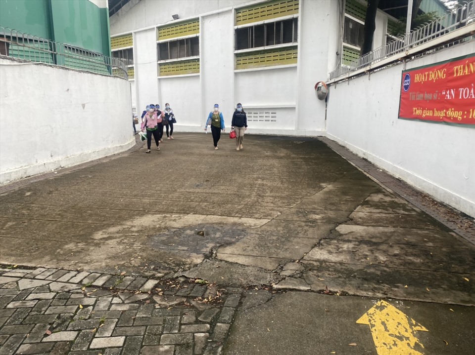 Công nhân Công ty TNHH Pouchen Việt Nam làm việc trở lại sau dịch. Ảnh: Hà Anh Chiến