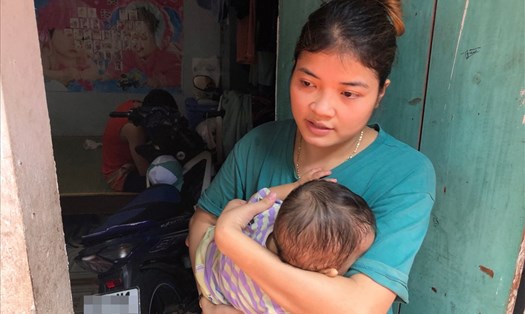 Đời sống của nhiều công nhân còn rất khó khăn. Trong ảnh: Một nữ công nhân trong nhà trọ tại xã Kim Chung, huyện Đông Anh, Hà Nội. Ảnh: Bảo Hân