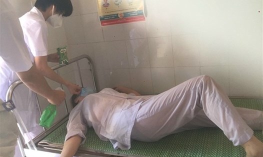 Nhân viên y tế phòng chống dịch COVID-19  tại Bắc Ninh (5.2021) kiệt sức. Ảnh: CTV.