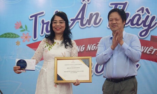 Nhà giáo Lê Thị Bích Dung nhận bằng khen từ hệ thống EQuest Group.
