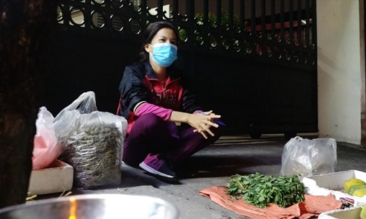 Nữ điều dưỡng Lê Thanh Huyền (khoa Phụ sản) bán rau vào buổi tối sau khi bị Bệnh viện Tuệ Tĩnh nợ lương kéo dài.