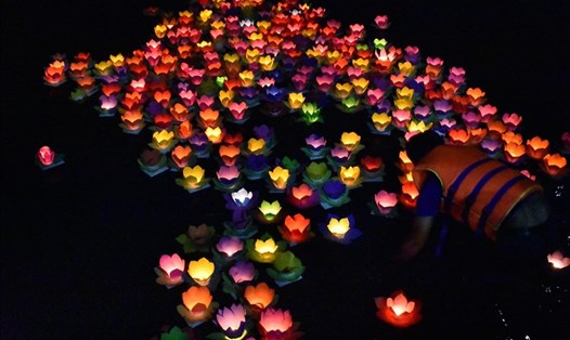 Đèn hoa đăng sẽ được thả trên tuyến kênh Nhiêu Lộc - Thị Nghè và Tàu Hủ - Bến Nghé để tưởng niệm người mất vì COVID-19.  Ảnh: ĐÌNH LÂM
