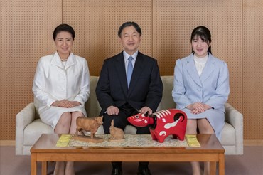 Nhật hoàng Naruhito (giữa), Hoàng hậu Masako (trái) và con gái - Công chúa Aiko. Ảnh: Cơ quan Nội chính Hoàng gia Nhật Bản