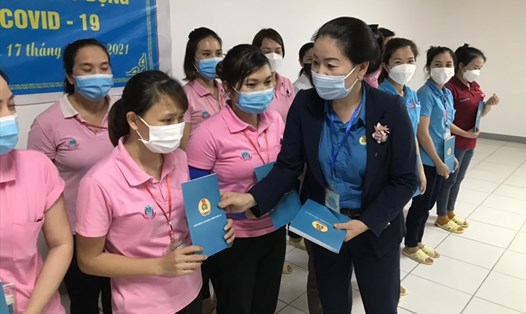 Phó Chủ tịch Liên đoàn Lao động tỉnh Nghệ An Nguyễn Thị Thu Nhi  tặng quà  cho đoàn viên, người lao động bị ảnh hưởng bởi dịch COVID -19. Ảnh: Trần Đông