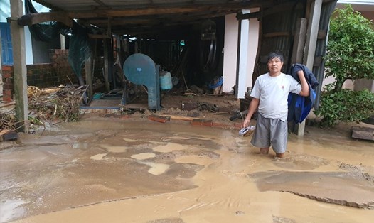 Khoảng 70 ngôi nhà của người dân bị bùn đất tràn vào. Ảnh: D.P
