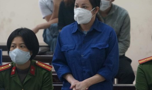 Bị cáo Nguyễn Thị Dương - vợ Đường "Nhuệ" trả lời Hội đồng xét xử. Ảnh: T.D