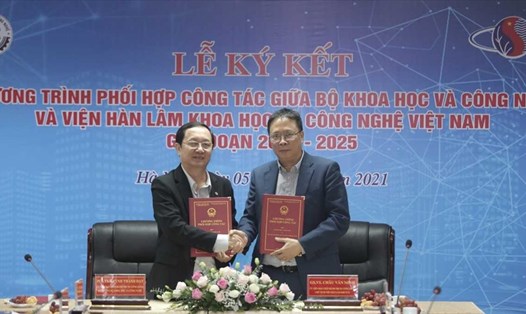 Bộ trưởng Huỳnh Thành Đạt và Chủ tịch Châu Văn Minh ký kết Chương trình phối hợp giai đoạn 2021 - 2025. Nguồn: KHCN