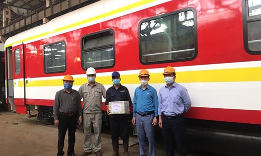 Công đoàn Đường sắt Việt Nam trao hỗ trợ cho đoàn viên, người lao động Công ty Cổ phần Xe lửa Gia Lâm. Ảnh: CĐN
