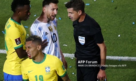 Trọng tài Andres Cunha mắc sai lầm trong trận Argentina - Brazil. Ảnh: AFP