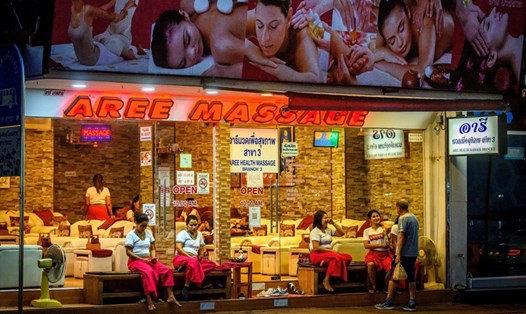 Cơ sở massage chuẩn bị mở cửa trở lại ở Thái Lan. Ảnh: AFP