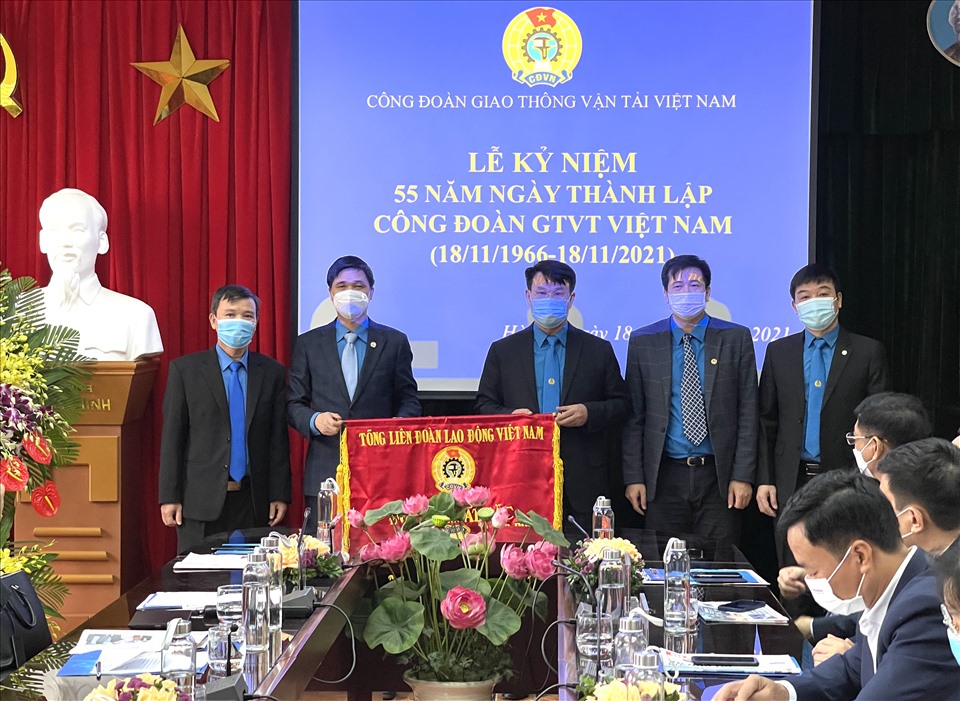 Phó Chủ tịch Tổng LĐLĐVN Ngọ Duy Hiểu (thứ 2 từ trái sang) trao Cờ thi đua của Tổng LĐLĐVN cho Công đoàn Giao thông Vận tải Việt Nam. Ảnh: Việt Lâm