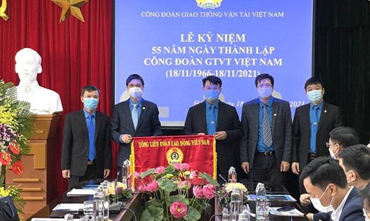 Phó Chủ tịch Tổng LĐLĐVN Ngọ Duy Hiểu (thứ 2 từ trái sang) trao Cờ thi đua của Tổng LĐLĐVN cho Công đoàn Giao thông Vận tải Việt Nam. Ảnh: Việt Lâm