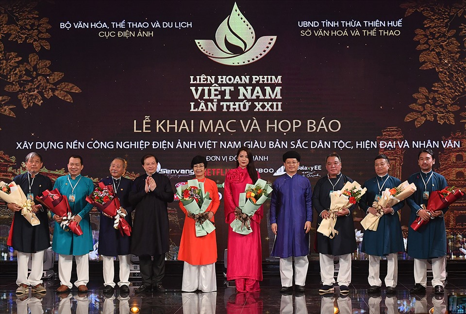 Trao hoa cho BGK phim truyện. Ảnh: VV