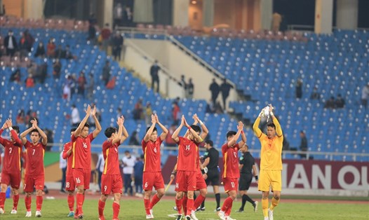 Đội tuyển Việt Nam cảm ơn khán giả trên sân Mỹ Đình, sau trận thua 0-1 trước Nhật Bản. Ảnh: VFF