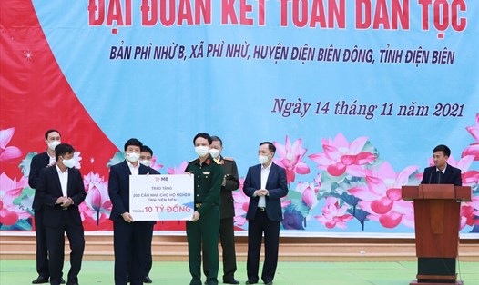 Ông Lê Quốc Minh - Phó Tổng Giám đốc MB - trao tặng 200 căn nhà tới tỉnh Điện Biên. Ảnh: MB