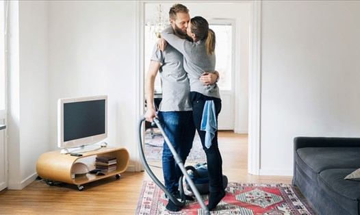 Phụ nữ nên khéo léo chia sẻ việc nhà với chồng để giảm bớt gánh nặng. Ảnh: Getty/AFP