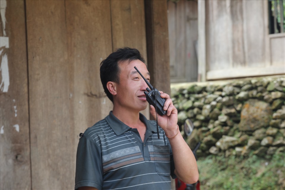 Không có sóng điện thoại, những chiếc bộ đàm trở thành phương tiện liên hệ của đồng bào Mông tại "nơi cùng trời" Yên Bái. Ảnh: Văn Đức.