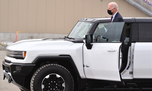 Tổng thống Joe Biden lái thử xe điện Hummer SUV. Ảnh: AFP