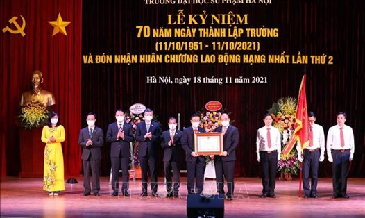 Chủ tịch nước Nguyễn Xuân Phúc trao Huân chương Lao động hạng Nhất cho Trường Đại học Sư phạm Hà Nội. Ảnh: TTXVN