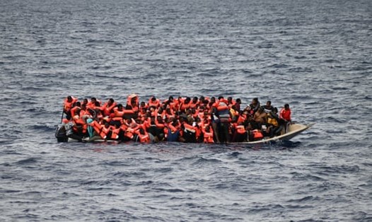 Con thuyền gỗ nhồi nhét hơn 100 người. Ảnh: Candida Lobes/MSF